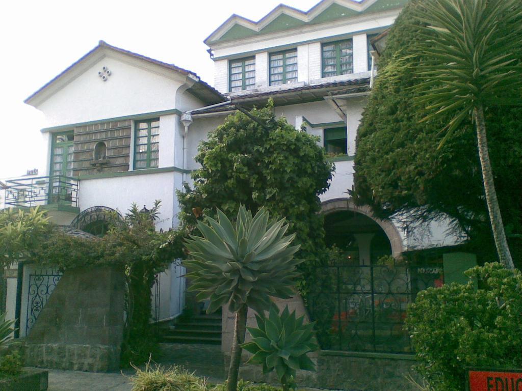 Hotel Los Alpes Quito Esterno foto